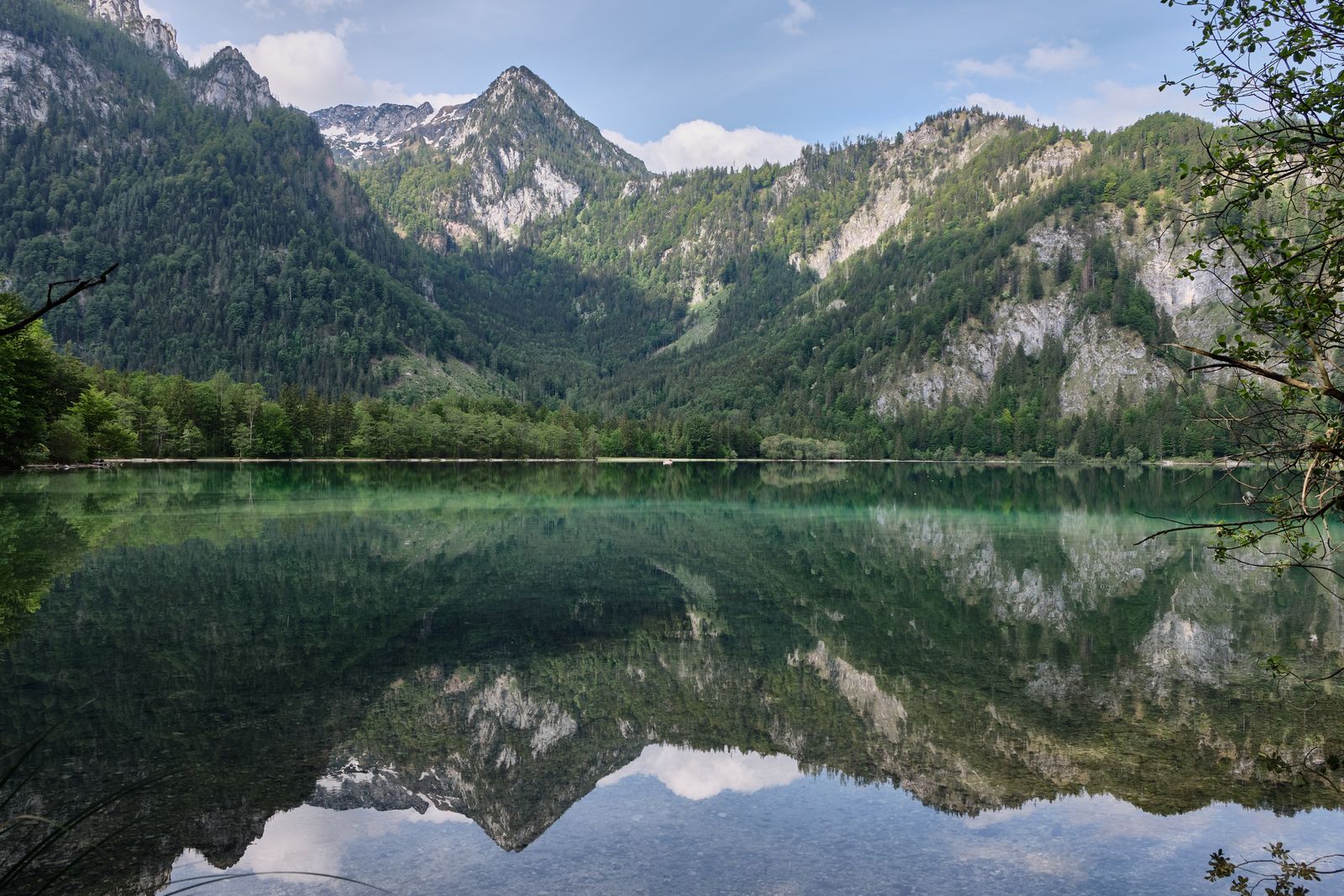 Lago entre montanhas visto através da lente